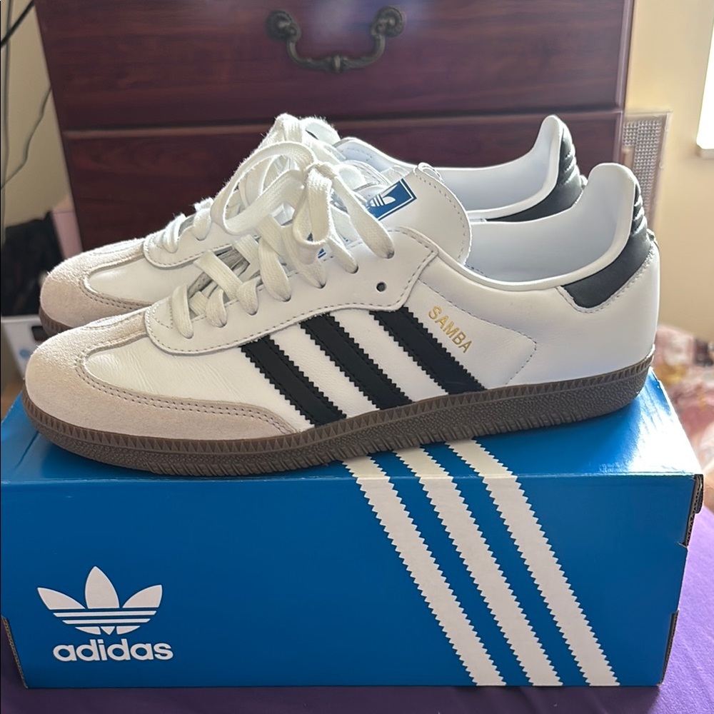 Adidas Classic White and Black Shoes - Picture 2 of 9